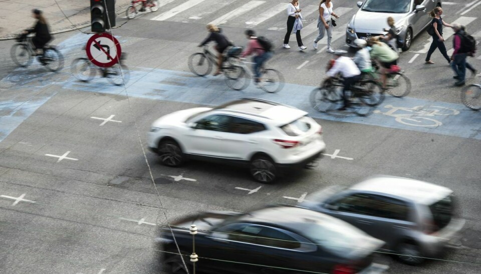 Trafik ved H.C. Andersens Boulevard i København. Fartgrænsen skal være 30 kilometer i timen i områder med mange cyklister og fodgængere, hvis det står til EU-parlamentarikerne. (Arkivfoto).
