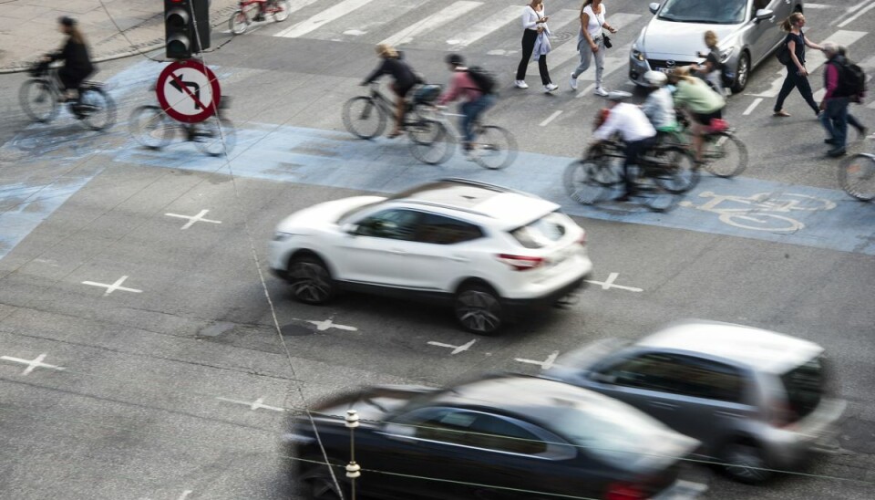 Trafik ved H.C. Andersens Boulevard i København. Fartgrænsen skal være 30 kilometer i timen i områder med mange cyklister og fodgængere, hvis det står til EU-parlamentarikerne. (Arkivfoto). Trafik ved H.C. Andersens Boulevard i København. Fartgrænsen skal være 30 kilometer i timen i områder med mange cyklister og fodgængere, hvis det står til EU-parlamentarikerne. (Arkivfoto).