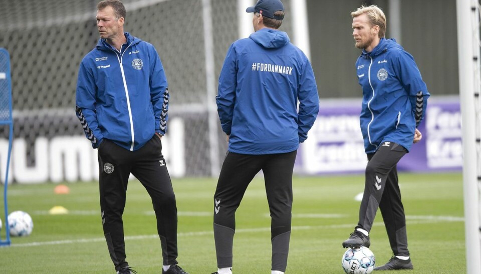 Ny 'knold-sparker' til lands-holdet Christian Poulsen (til højre) er nu en del af landstrænerstaben. Han er assistenttræner på lige fod med Morten Wieghorst (til venstre). Poulsen skal være mentor - altså en form for avanceret 'knoldsparker' for ikke mindst de unge spillere.