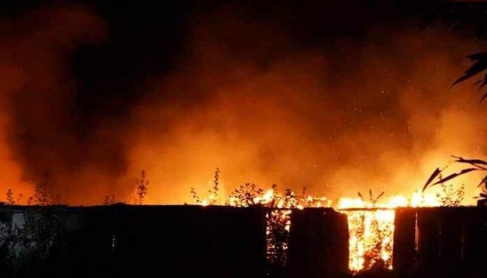 Gården stod i kæmpe flammer. Gården stod i kæmpe flammer.