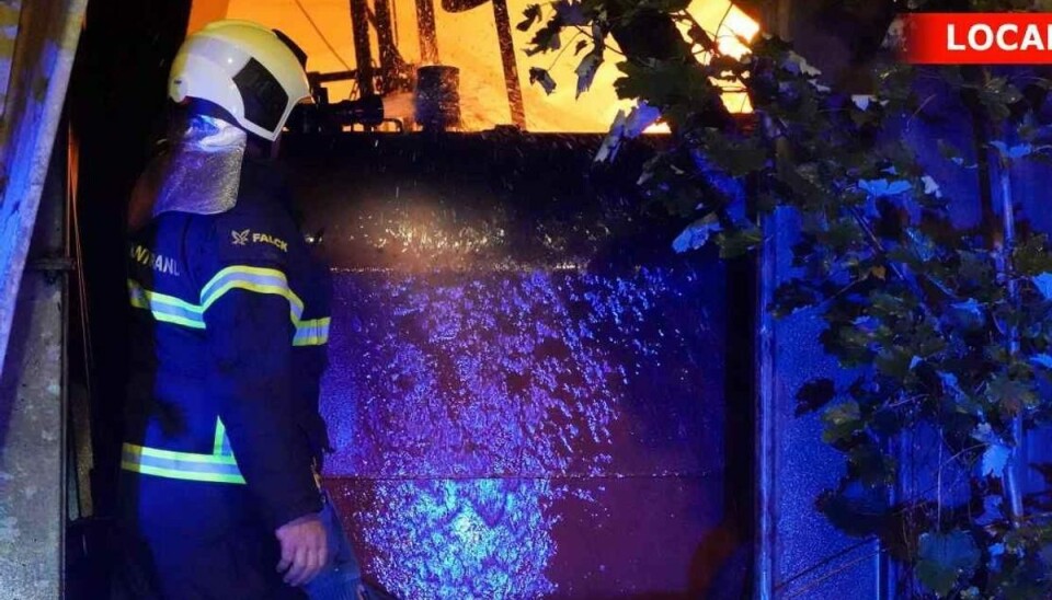 Gårdbrand: Kæmper stadig mod ilden
