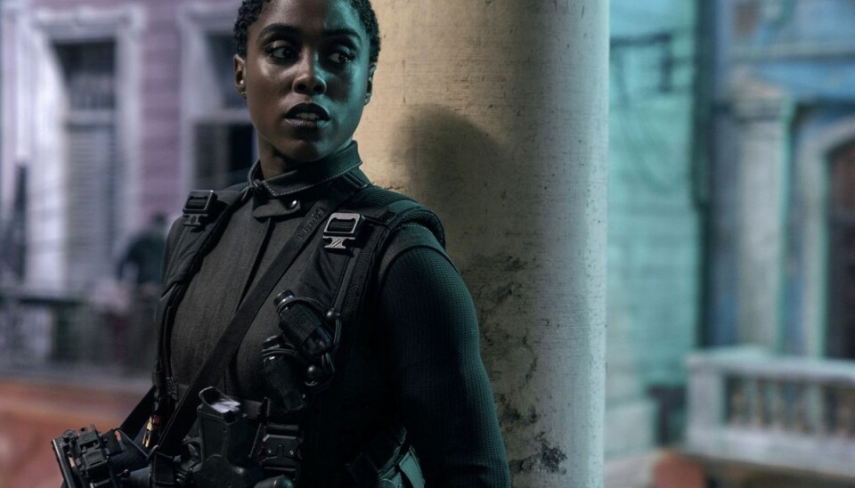 Lashana Lynch spiller Nomi, som overtager agent 007-titlen i 'No Time to Die'. Men det har nu ikke været nogen livslang drøm for hende. - Der er meget, jeg forsøger at manifestere i min karriere, men at blive en 00-agent var så ikke lige en af dem. Det er kommet meget bag på mig. Men hvilken vidunderlig overraskelse, siger Lashana Lynch med et grin. Lashana Lynch spiller Nomi, som overtager agent 007-titlen i 'No Time to Die'. Men det har nu ikke været nogen livslang drøm for hende. - Der er meget, jeg forsøger at manifestere i min karriere, men at blive en 00-agent var så ikke lige en af dem. Det er kommet meget bag på mig. Men hvilken vidunderlig overraskelse, siger Lashana Lynch med et grin.