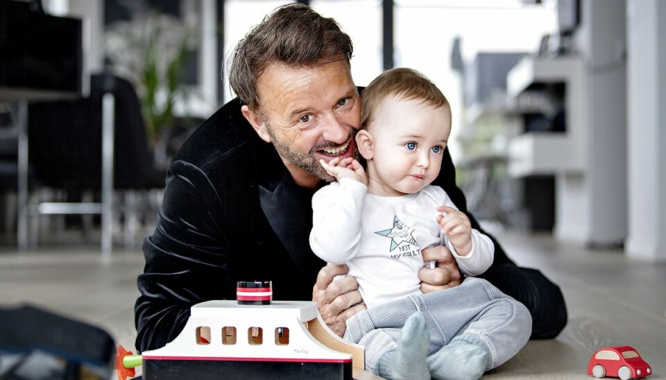 Dennis Knudsen, stylist, makeupartist og frisør, blev som 56-årig far til skønne Lucas. Dennis Knudsen, stylist, makeupartist og frisør, blev som 56-årig far til skønne Lucas.