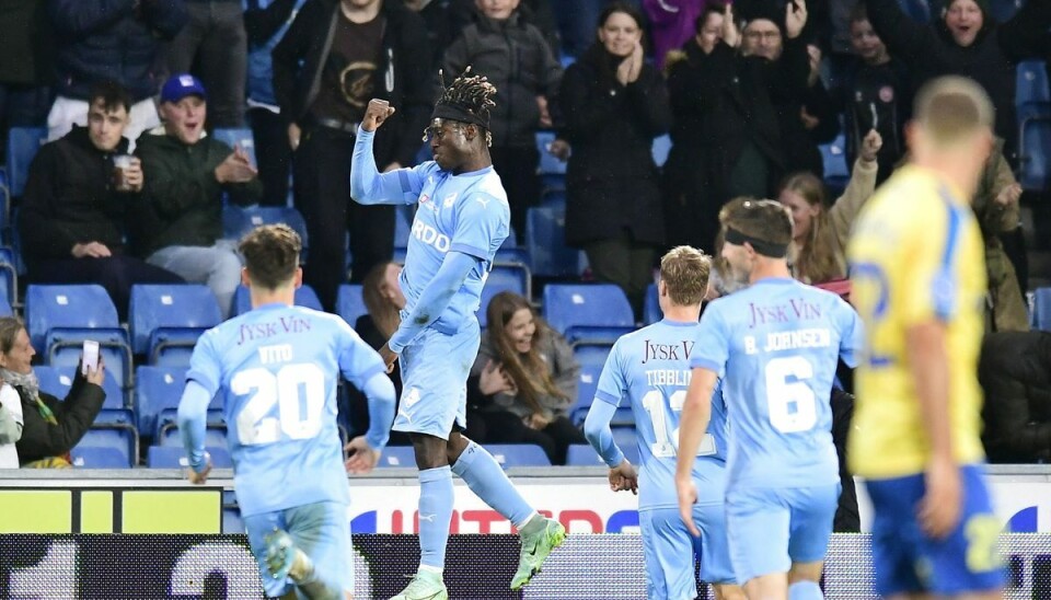 Randers bragte sig foran 1-0 inde de gjorde kampen svære for sig selv ved at sende bolden i egent net til 1-1. Randers bragte sig foran 1-0 inde de gjorde kampen svære for sig selv ved at sende bolden i egent net til 1-1.