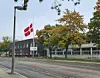 Flaget hænger på halt fra flere flagstænger i Hørsholm.