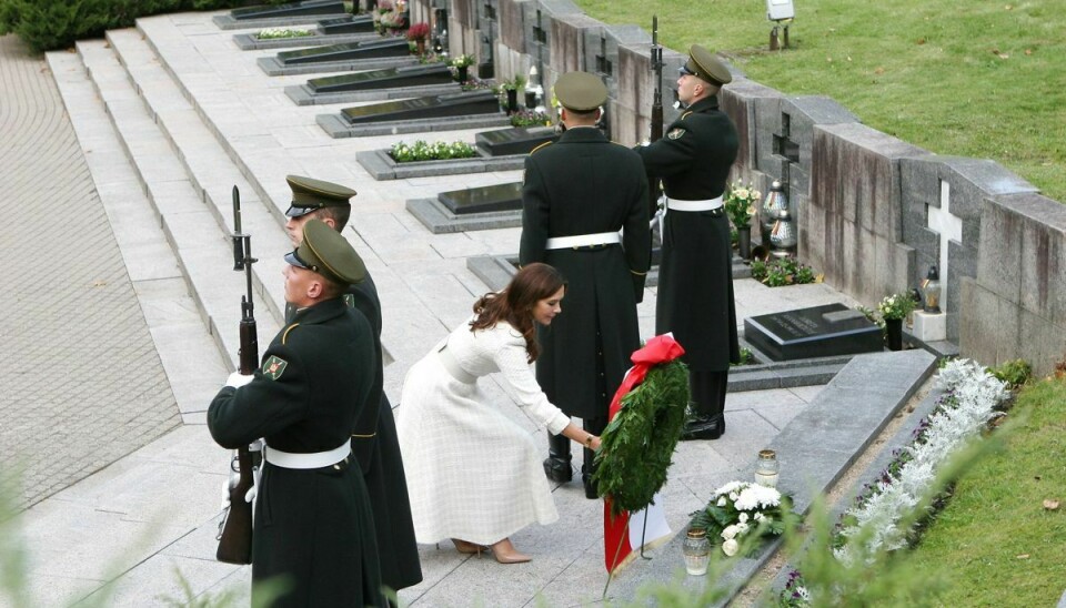 Kronprinsesse Mary lægger kransen på Antakalnis-kirkegården i Vilnius.