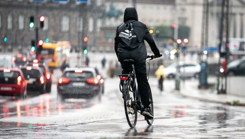 Man skal indstille sig på at blive ramt af en regnbyge tirsdag.