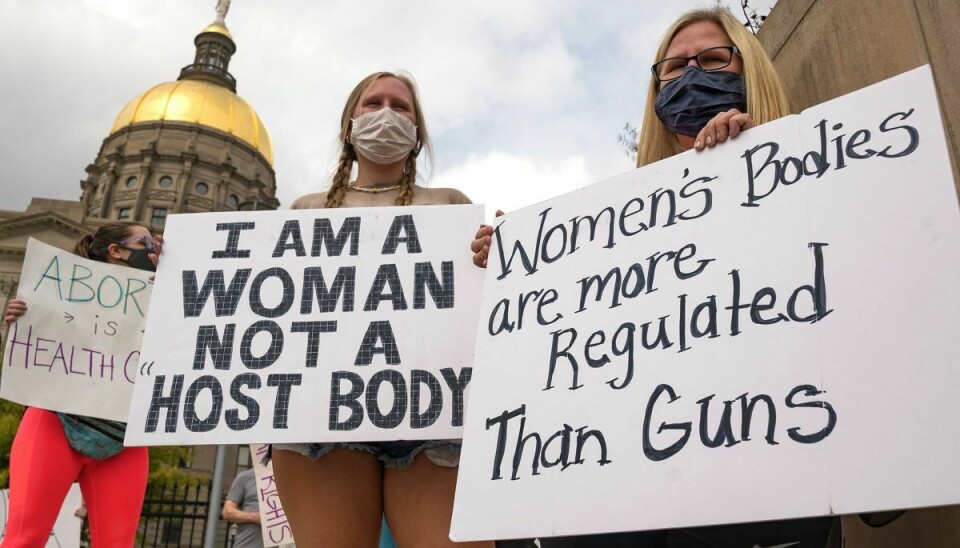 'Jeg er en kvinde, ikke en værtskrop' og 'Kvindekroppe er underlagt mere lovgivning end våben', lyder det på to af skiltene ved lørdagens demonstration i Atlanta, Georgia.