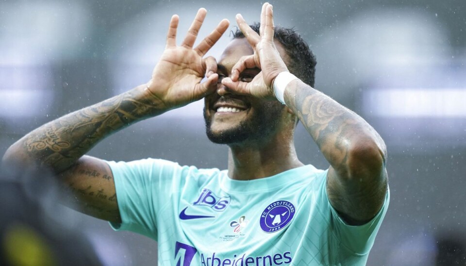 FC Midtjyllands Junior Brumado scorede tre mål i de første 30 minutter af kampen. FC Midtjyllands Junior Brumado scorede tre mål i de første 30 minutter af kampen.