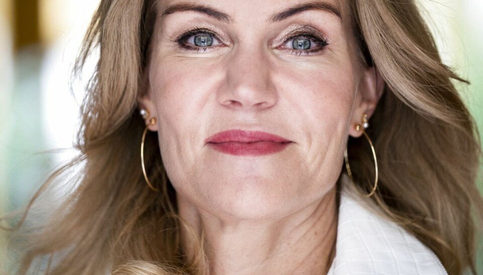 Tidligere statsminister Helle Thorning-Schmidt (S) nævner i bogen 'Blondinens betragtninger' tre konkrete episoder, hvor hun er blevet udsat for grænseoverskridende adfærd. Den ene handler om Frankrigs tidligere præsident Valéry Giscard d'Estaing, mens de to andre handler om to unavngivne tidligere chefer fra hendes tid i EU-Parlamentet. Tidligere statsminister Helle Thorning-Schmidt (S) nævner i bogen 'Blondinens betragtninger' tre konkrete episoder, hvor hun er blevet udsat for grænseoverskridende adfærd. Den ene handler om Frankrigs tidligere præsident Valéry Giscard d'Estaing, mens de to andre handler om to unavngivne tidligere chefer fra hendes tid i EU-Parlamentet.