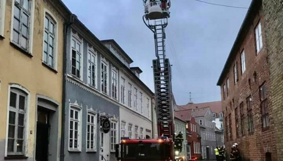 Brandfolk måtte søndag morgen hjælpe en ung mand ned fra et tag i Haderslev.