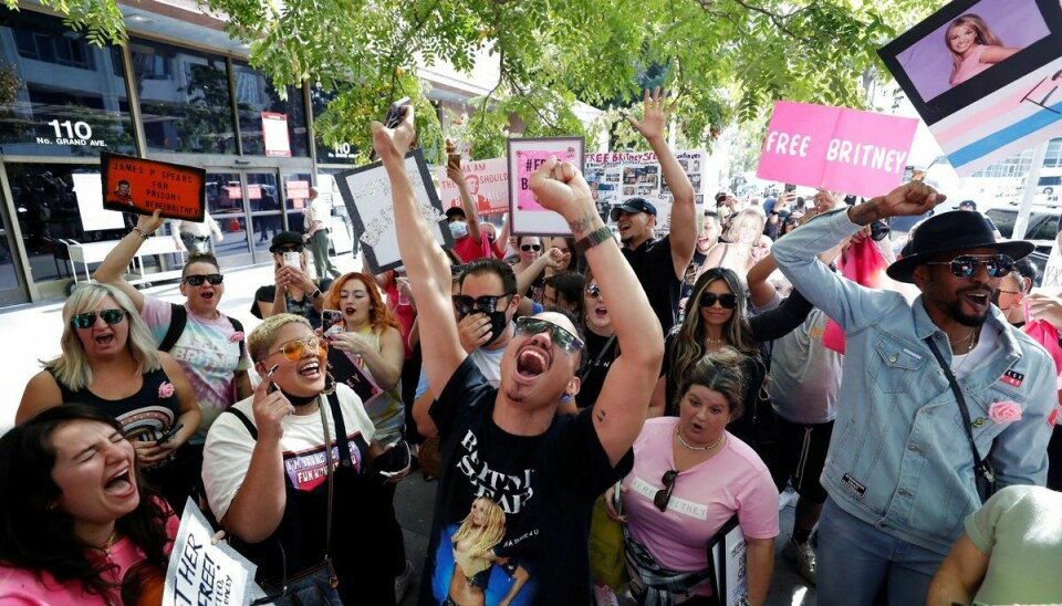 Britney Spears' fans fejrer ude foran en retsbygning i Los Angeles, at domstolen har fjernet faren fra et 13 år langt værgemål.