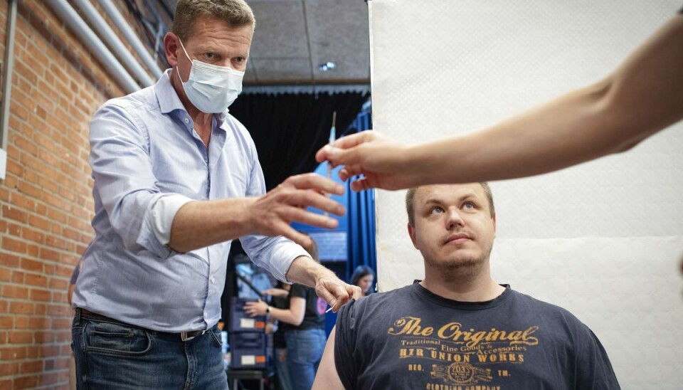 Sundhedsstyrelsen venter, at arbejdet med at give et ekstra vaccinestik udvides til blandt andet sundhedspersonale og personer på 65 år eller over. Billedet her fra tidligere vaccinationer. (Arkivfoto) Sundhedsstyrelsen venter, at arbejdet med at give et ekstra vaccinestik udvides til blandt andet sundhedspersonale og personer på 65 år eller over. Billedet her fra tidligere vaccinationer. (Arkivfoto)