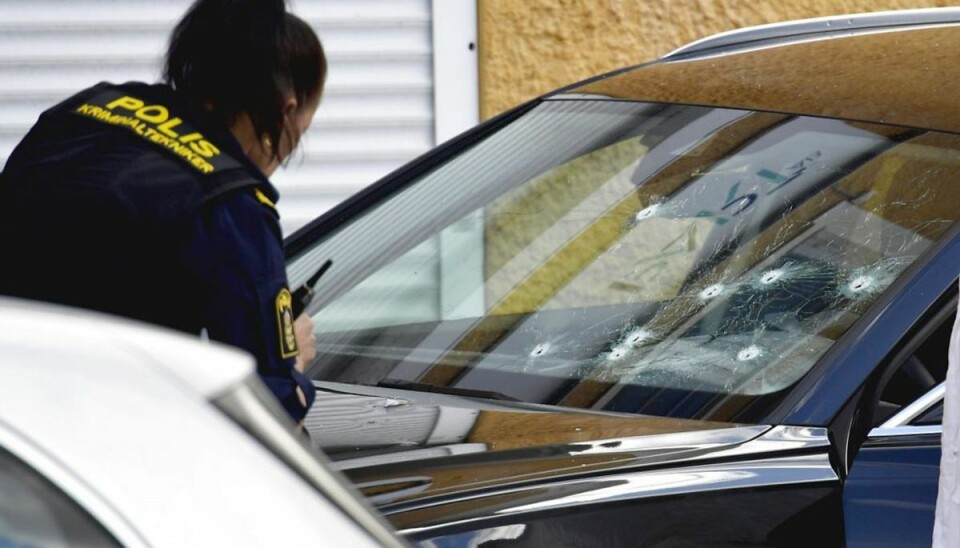 Da politiet ankom blev en person fundet med skader efter skud i en bil. Foto: 10040 TT/Ritzau Scanpix Da politiet ankom blev en person fundet med skader efter skud i en bil. Foto: 10040 TT/Ritzau Scanpix