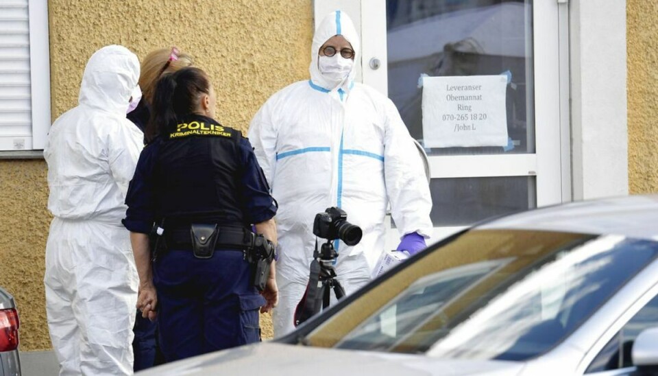 Politiets teknikere arbejder på at sikre sig spor fra stedet, hvor den skuddræbte er fundet. Foto: 10040 TT/Ritzau Scanpix Politiets teknikere arbejder på at sikre sig spor fra stedet, hvor den skuddræbte er fundet. Foto: 10040 TT/Ritzau Scanpix