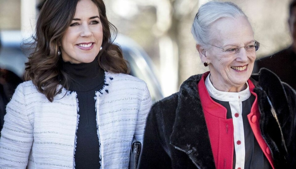 Kronprinsesse Mary var på den officielle gæsteliste, da dronning Margrethe søndag havde inviteret til Hærens Hæderstegnsmiddag på Fredensborg Slot. Det var et arrangement, som også majestætens gravhund, mente den skulle med til.