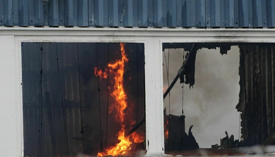 Politi og brandvæsenet er til stede ved en brand i en erhvervsbygning i Horsens.