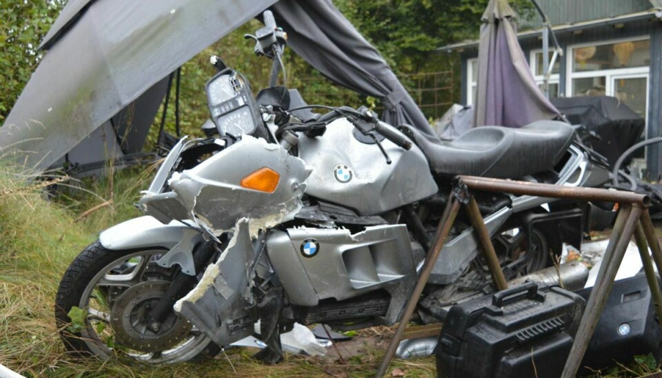 Den grå BMW-motorcykel endte i karambolage, da bilen kom flyvende ind i haven