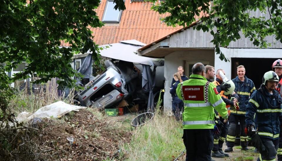 Bilen landede på taget i huset Bilen landede på taget i huset