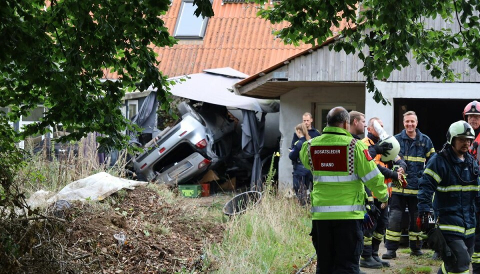 Bilen landede på taget i huset