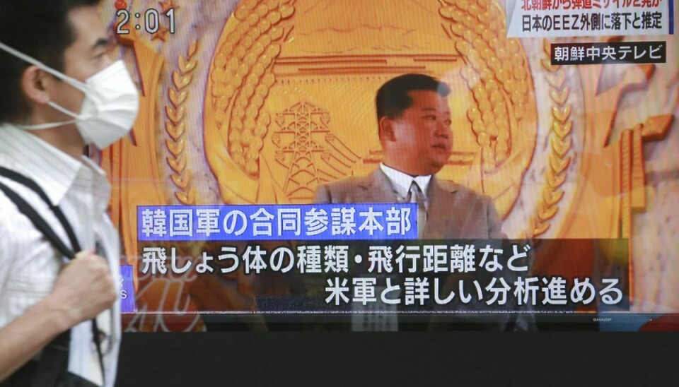 Nordkoreas leder, Kim Jong-un, ses på tv onsdag den 15. september, hvor landet affyrede to ballistiske missiler.