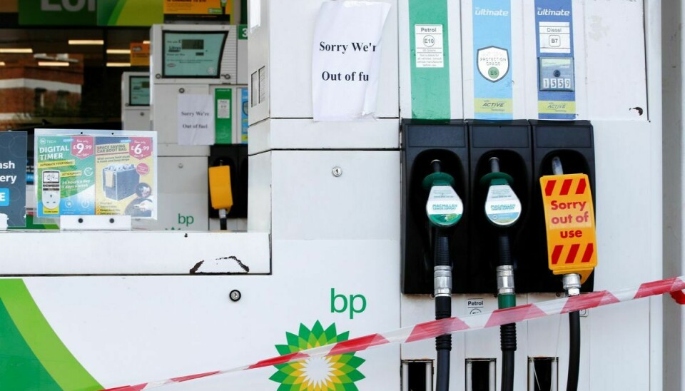 BP har erkendt, at hver tredje af deres tankstationer i Storbritannien er løbet tør for benzin, skriver avisen The Guardian.