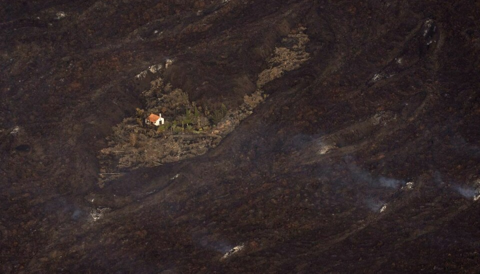 Billedet er taget den 23. september, hvor familien Cocqs hus i første omgang så ud til at gå fri af den flydende lava.