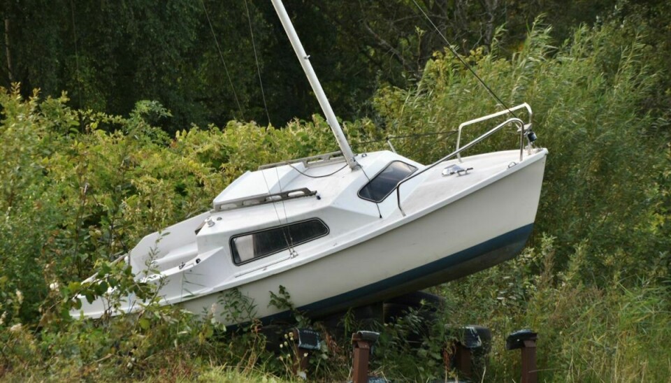 I Fredericia har vinden haft godt fat i en båd