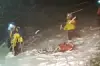En video har fanget redningsfolk på det 5642 meter høje bjerg Elbrus i det nordlige Kaukasus, mens de er i gang med at redde 19 bjergbestigere, der er blevet fanget nær toppen under en katastrofal snestorm. Fem fra gruppen omkom på bjerget.