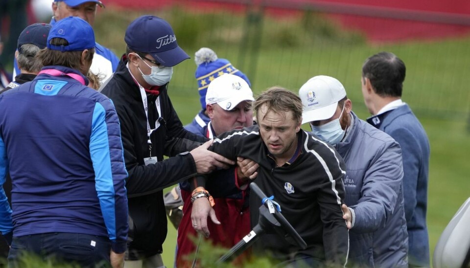 Skuespiller Tom Felton bliver hjulpet på benene efter at være kollapset på 18. hul af golfturnering.