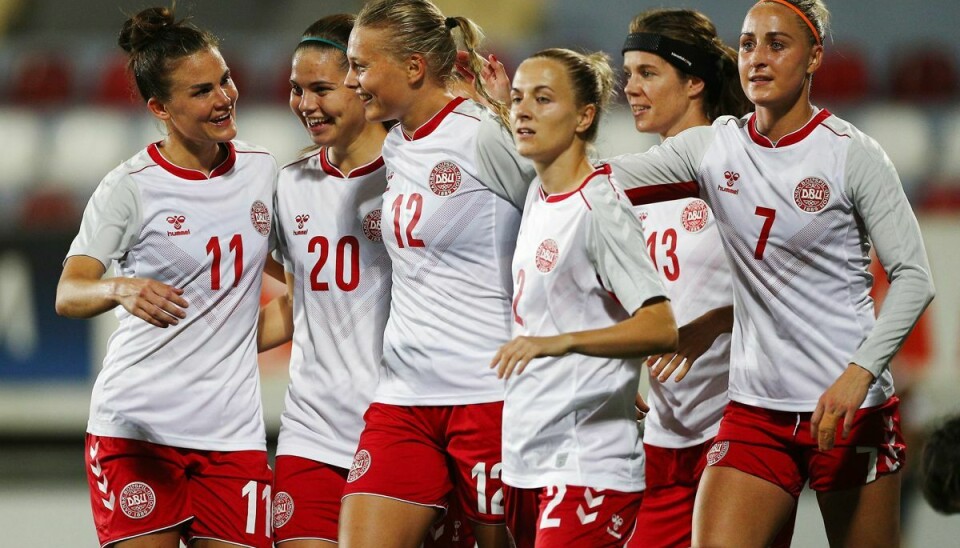 De danske spillere kunne fejre Stine Larsens scoring til 5-0 mod Aserbajdsjan i VM-kvalifikationen.