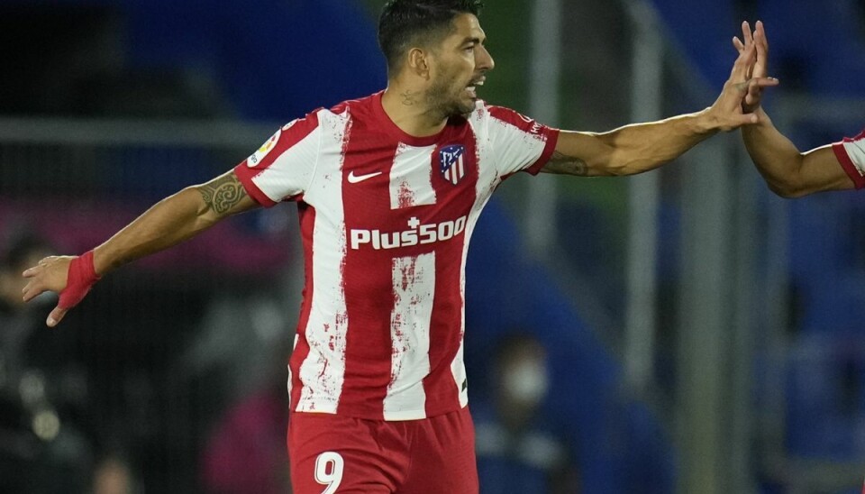 Atletico Madrid-angriberen Luis Suarez fejrede en af sine to scoringer i tirsdagens kamp mod Getafe.