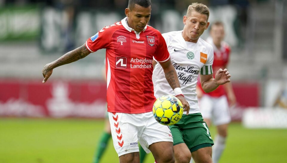 Tobias Mølgaard (9) presses af Viborgs Jeppe Grønning (13) under 3F Superliga kampen mellem Vejle og Viborg.