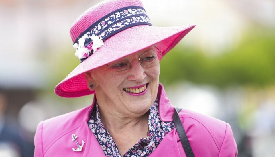 Dronning Margrethe er rejst udenfor rigets grænser og kronprinsen har derfor for en stund taget over som regent. Dronning Margrethe er rejst udenfor rigets grænser og kronprinsen har derfor for en stund taget over som regent.