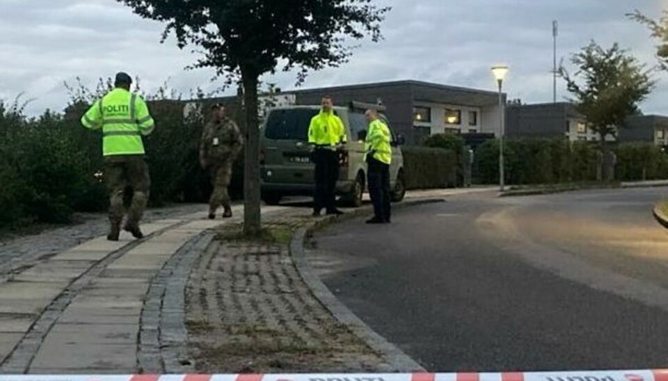 Det Bornholmske Hjemmeværn hjælper med at bevogte gerningsstedet. Det Bornholmske Hjemmeværn hjælper med at bevogte gerningsstedet.