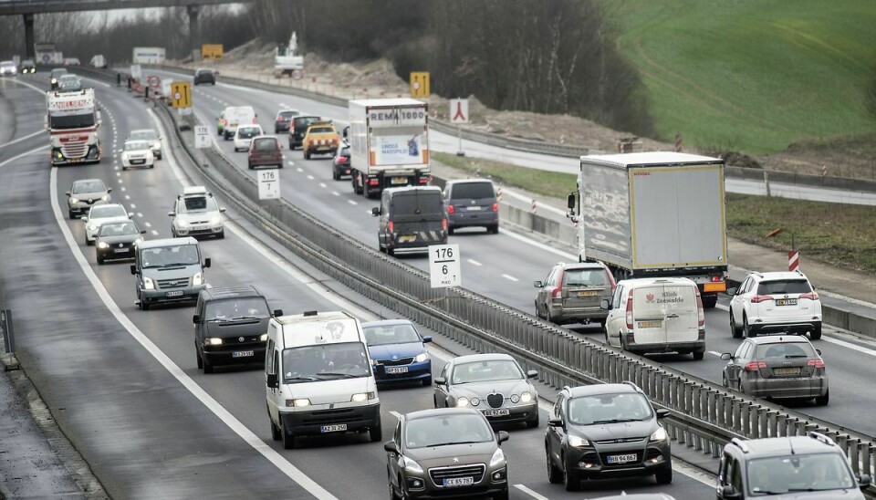 Østjyske Motorvej var fredag eftermiddag helt spærret i sydgående retning ved Horsens. Et enkelt spor er åbnet, men der meldes om lang kø på stedet