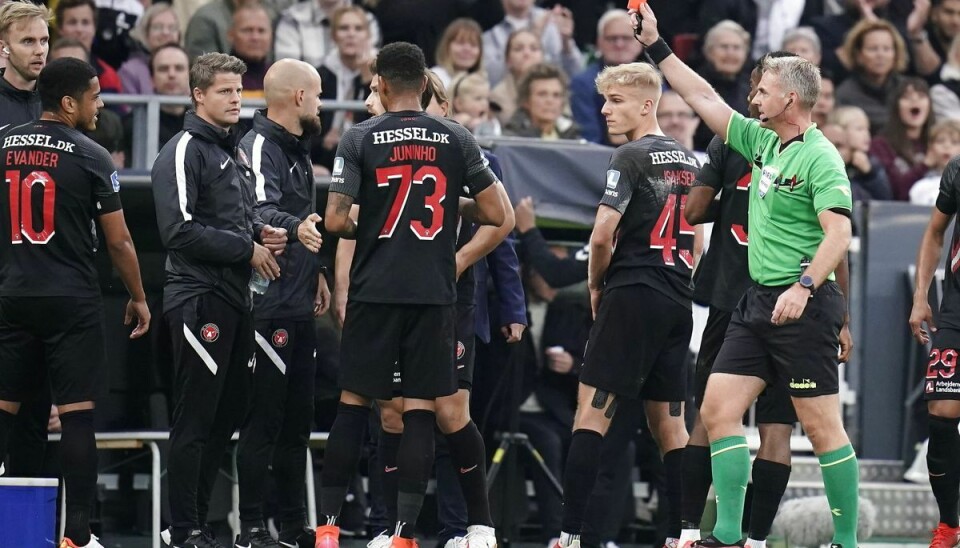 FC Midtjyllands Evander måtte indkassere et rødt kort efter en stempling.
