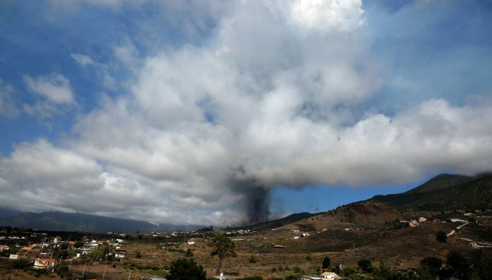 Søndag eftermiddag er en vulkan på den spanske kanariske ø La Palma gået i udbrud. Evakueringer er i gang af folk, der bor tættes på vulkanen. Søndag eftermiddag er en vulkan på den spanske kanariske ø La Palma gået i udbrud. Evakueringer er i gang af folk, der bor tættes på vulkanen.