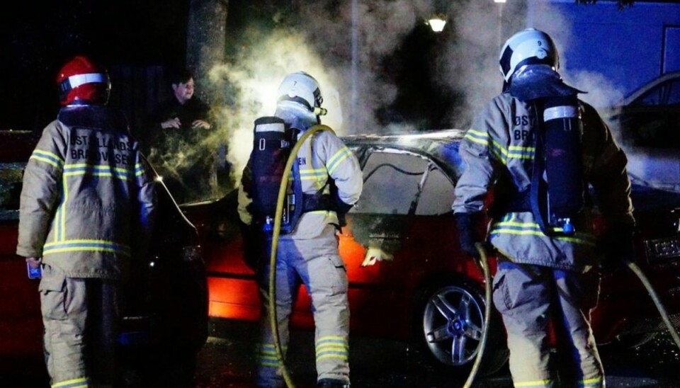 En bil var sent mandag aften i brand. Den kan være påsat – derfor efterlyser politiet nu vidner. KLIK for flere billeder. Foto: Presse-fotos.dk.