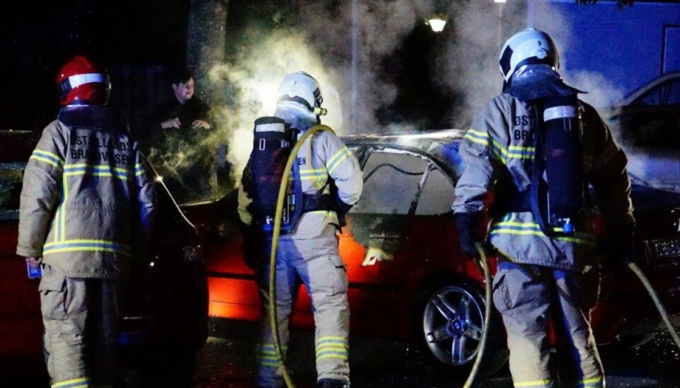 En bil var sent mandag aften i brand. Den kan være påsat – derfor efterlyser politiet nu vidner. KLIK for flere billeder. Foto: Presse-fotos.dk. En bil var sent mandag aften i brand. Den kan være påsat – derfor efterlyser politiet nu vidner. KLIK for flere billeder. Foto: Presse-fotos.dk.