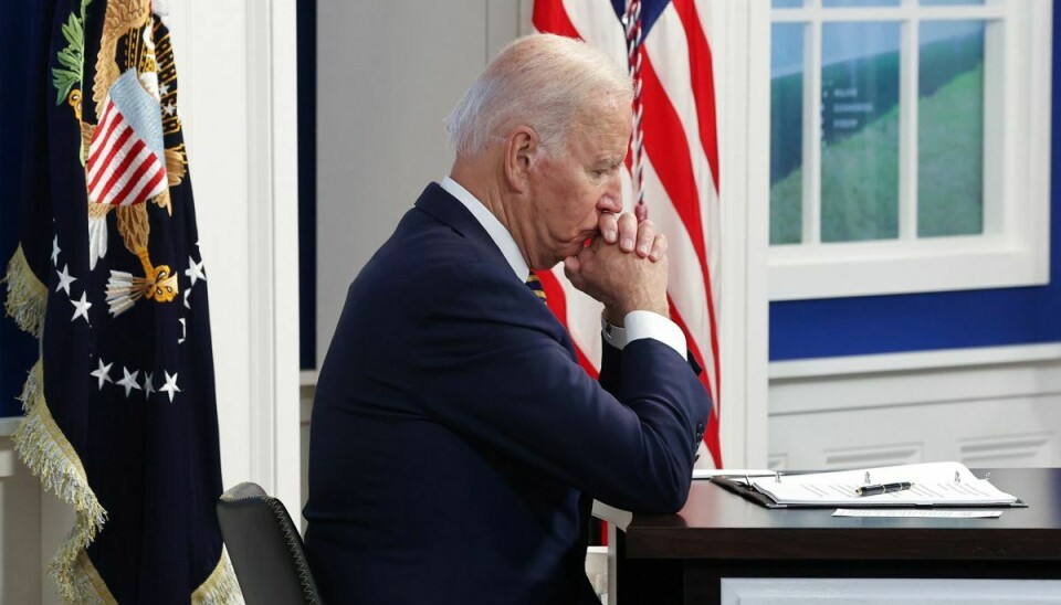 Tre dårlige nyheder nåede Det Hvide Hus næsten samtidig fredag, hvilket har svækket præsident Joe Biden.