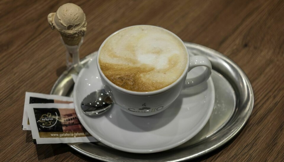 Cappuccino er en espressobaseret mælkekaffe fra Italien. Nogle drysser den med kakao eller kanel. Den kan også serveres med rørsukker. (Arkivfoto)