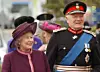 Dronning Elizabeth ses her sammen med nu afdøde Sir Timothy Colman.