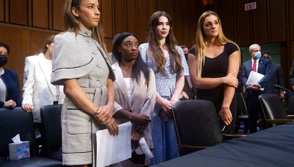 De amerikanske OL-atleter Aly Raisman, Simone Biles, McKayla Maroney og VM-gymnasten Maggie Nichols aflagde vidneudsagn i Senatets retsudvalg om FBI's passivitet og mangelfulde efterforskning af sexforbrydelser begået af Larry Nassar, som siden er idømt fængselsstraffe på 125 og 175 år. De amerikanske OL-atleter Aly Raisman, Simone Biles, McKayla Maroney og VM-gymnasten Maggie Nichols aflagde vidneudsagn i Senatets retsudvalg om FBI's passivitet og mangelfulde efterforskning af sexforbrydelser begået af Larry Nassar, som siden er idømt fængselsstraffe på 125 og 175 år.
