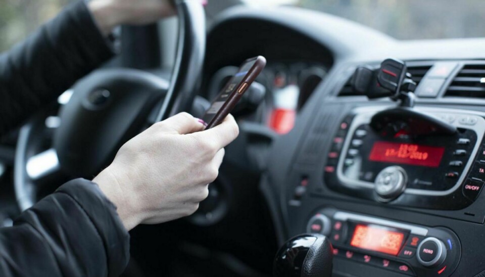 Hver 8. bruger håndholdt mobil bag rattet, viser ny undersøgelse fra Rådet for Sikker Trafik og Forsikring & Pension.