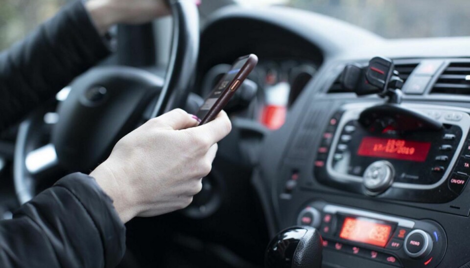 Hver 8. bruger håndholdt mobil bag rattet, viser ny undersøgelse fra Rådet for Sikker Trafik og Forsikring & Pension. Hver 8. bruger håndholdt mobil bag rattet, viser ny undersøgelse fra Rådet for Sikker Trafik og Forsikring & Pension.
