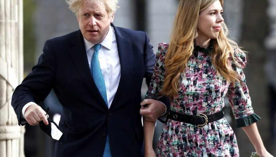 Boris Johnson ramt af personlig tragedie Boris Johnson,d er her ses sammen med sin kone Carrie Symonds, mistede natten til tirsdag sin mor.