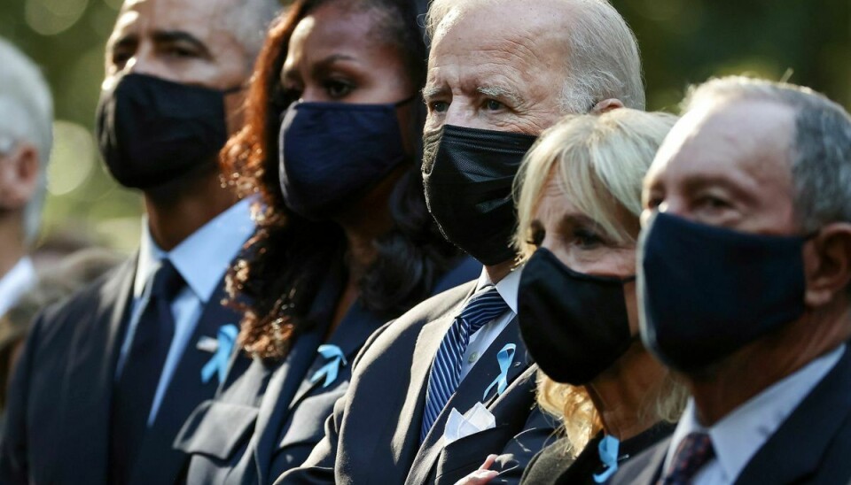 Joe Biden (i midten) deltog lørdag sammen med sin hustru, Jill Biden, i mindehøjtideligheder for terrorangrebet i 2001. Yderst til venstre er det tidligere præsident Barack Obama og hans hustru, Michelle Obama. Yderst til højre står Michael Bloomberg, tidligere borgmester i New York City.