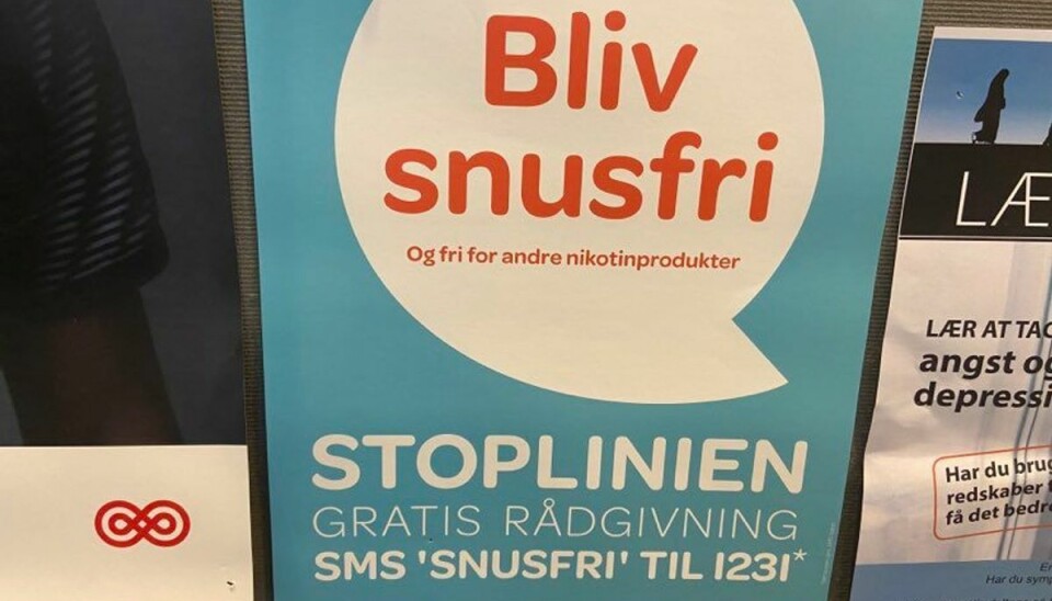 Rundt omkring på gymnasiet hænger forskellige plakater, der har til formål at få eleverne til at stoppe med at tage snus.