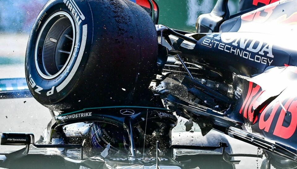 Lewis Hamilton og Max Verstappen sørgede ufrivilligt for et af sæsonens dramatiske højdepunkter, da de kolliderede og ødelagde løbet for hinanden.